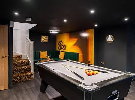 Ultimate Glam, Vintage Central Pad. Cool 70S Bar. Борнмът Екстериор снимка