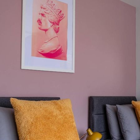 Ultimate Glam, Vintage Central Pad. Cool 70S Bar. Борнмът Екстериор снимка