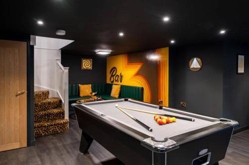 Ultimate Glam, Vintage Central Pad. Cool 70S Bar. Борнмът Екстериор снимка