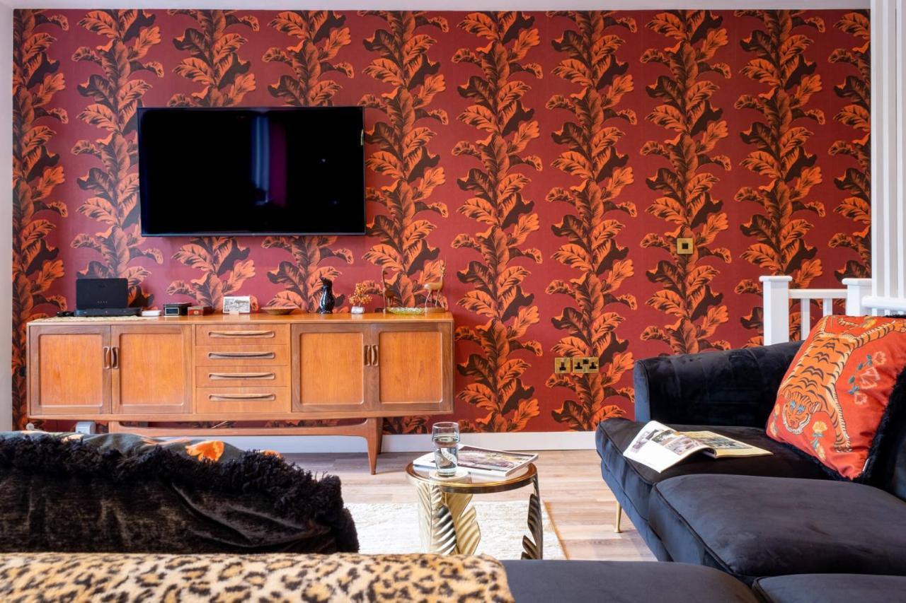 Ultimate Glam, Vintage Central Pad. Cool 70S Bar. Борнмът Екстериор снимка