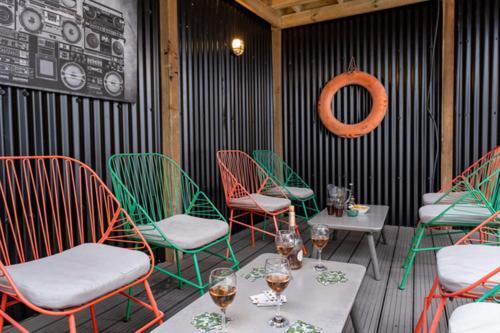 Ultimate Glam, Vintage Central Pad. Cool 70S Bar. Борнмът Екстериор снимка