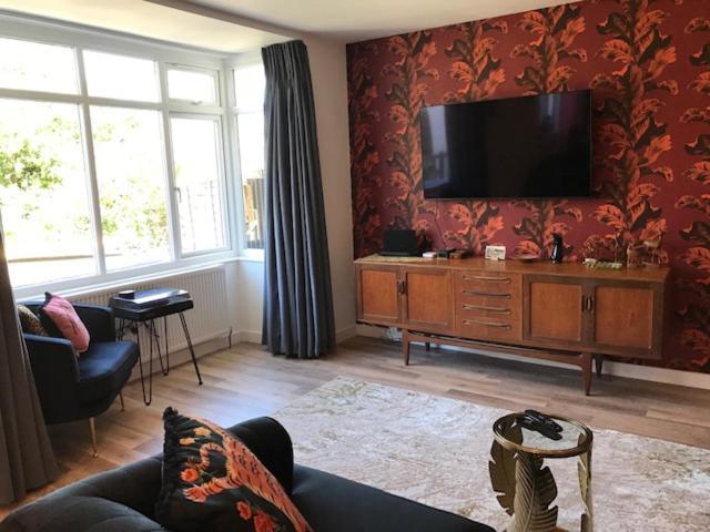 Ultimate Glam, Vintage Central Pad. Cool 70S Bar. Борнмът Екстериор снимка