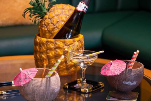 Ultimate Glam, Vintage Central Pad. Cool 70S Bar. Борнмът Екстериор снимка